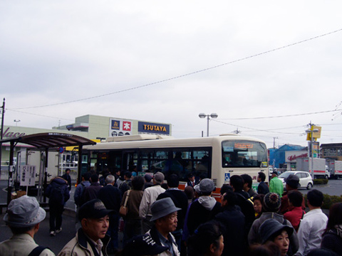 南桜井駅前の行列