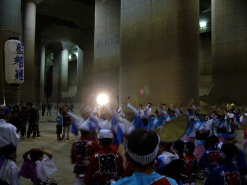 地下で踊る人々