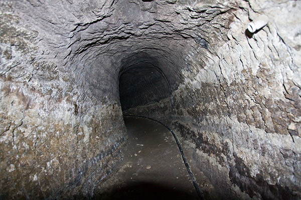 横須賀 走水の洞窟 カーブしている坑道