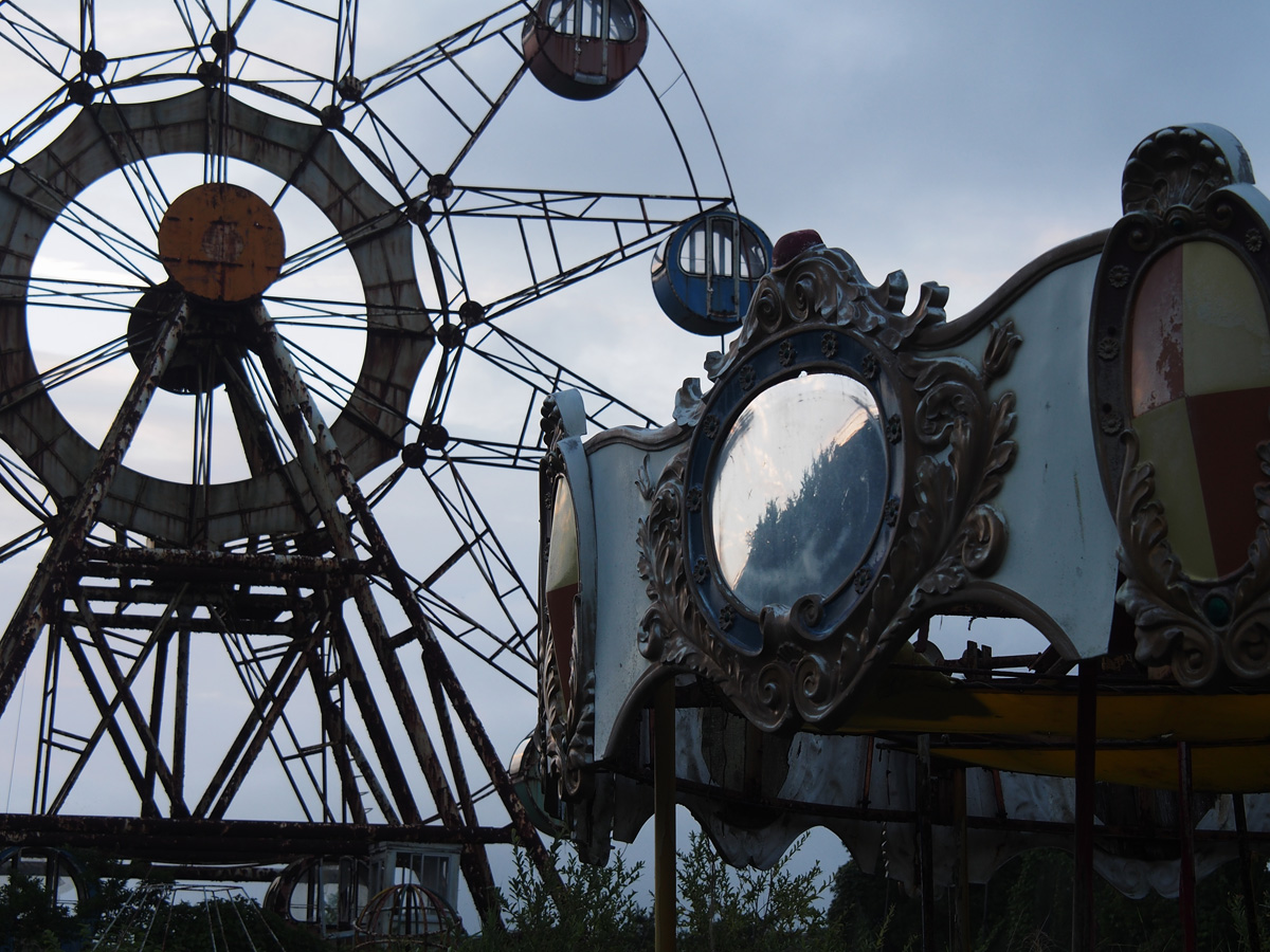 廃墟の遊園地 観覧車とメリーゴーラウンド