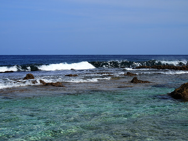 沖縄海 打ち寄せる波