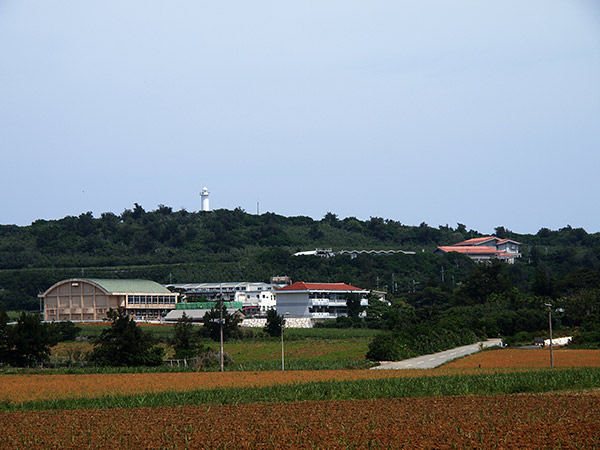 遠くから見た北大東小中学校