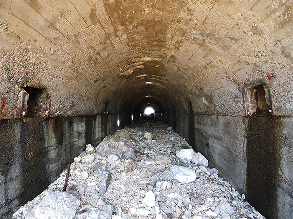 燐鉱石トロッコ跡 トンネル