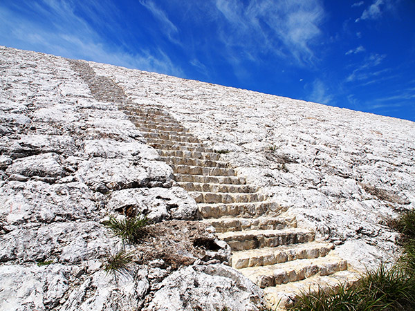 北大東島にそびえる謎のピラミッドの正体は…のサムネイル