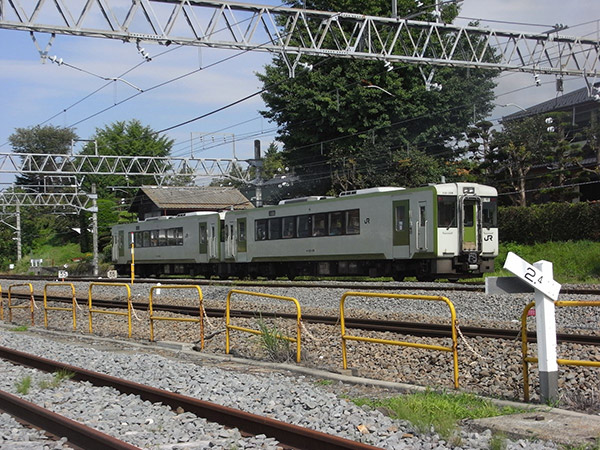 小淵沢駅を発車した直後の車両