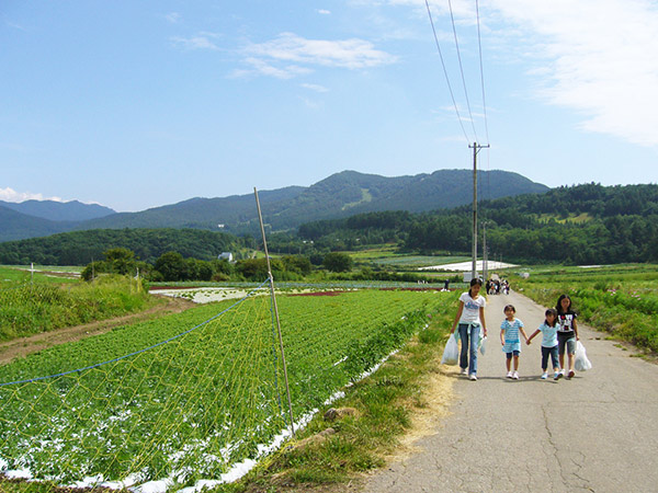 畑の脇を歩く子どもたち