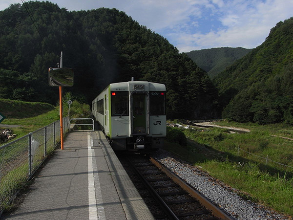 佐久広瀬駅を出発した小海線