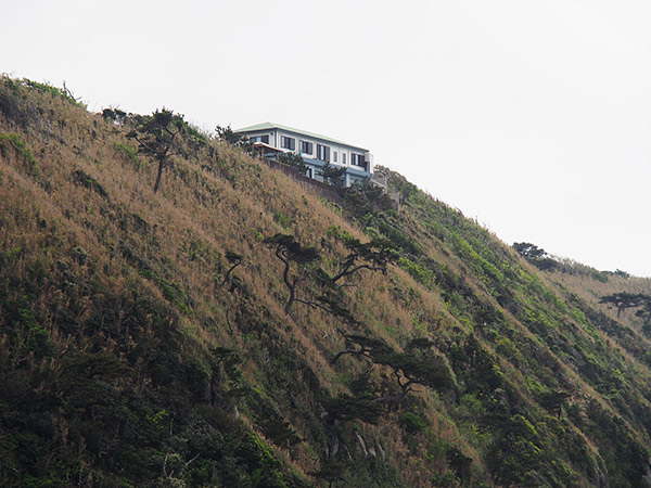 断崖絶壁の上に建つ謎のカフェ「だいじんこ」のサムネイル