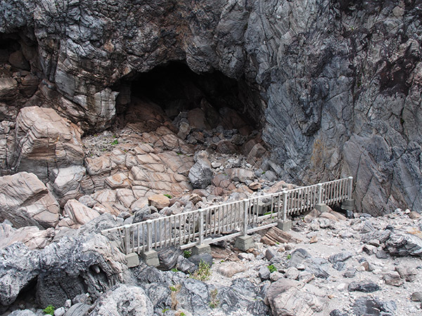 赤崎遊歩道 洞窟 神津島