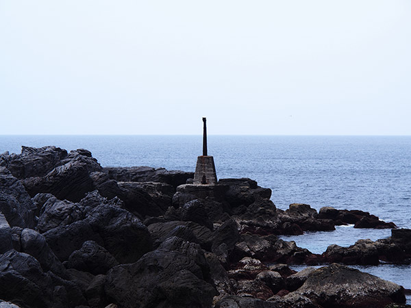 神津島の廃墟ボンブ 遠景