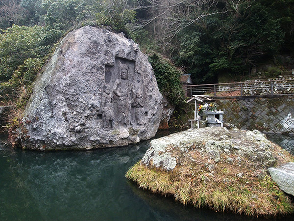 川中不動三尊