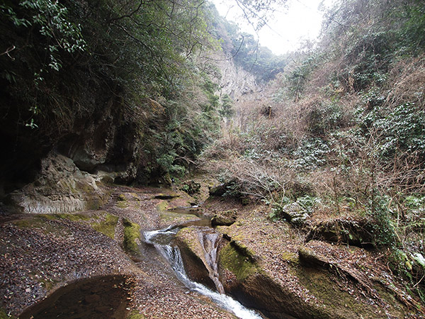 東椎屋の滝 谷川