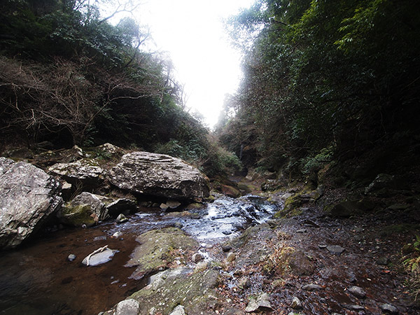 渓流の岩場