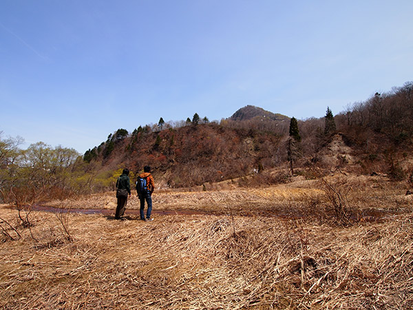 赤茶色の小川が流れる奥会津の鉱山跡のサムネイル