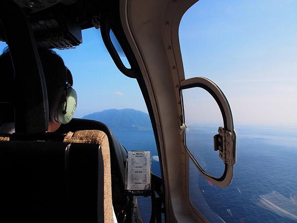ヘリコプターから見える御蔵島