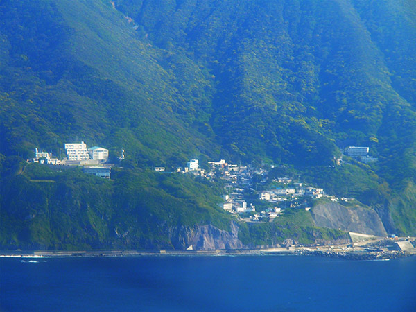 遠くから望む御蔵島の集落