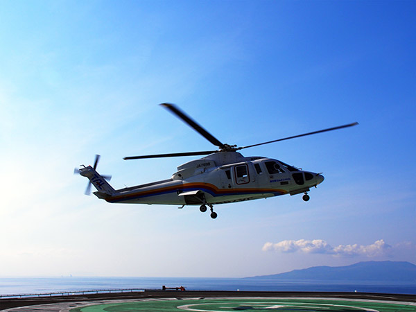 三宅島からヘリコプターで御蔵島に向かったのサムネイル