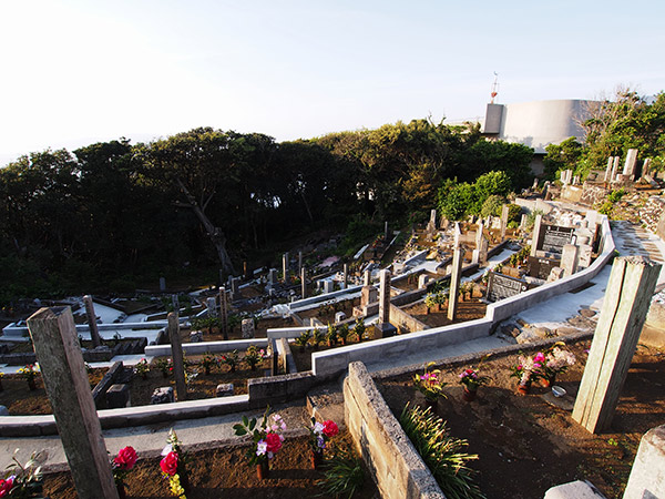 御蔵島の墓地