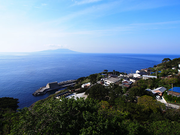 御蔵島の集落から眺める三宅島
