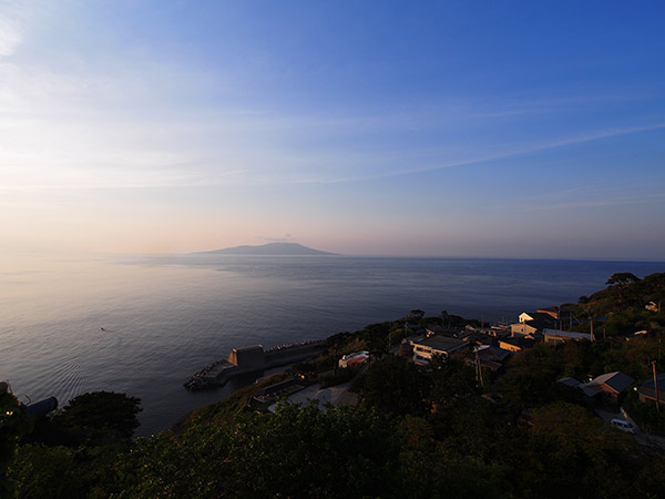 御蔵島の集落 夕暮れ