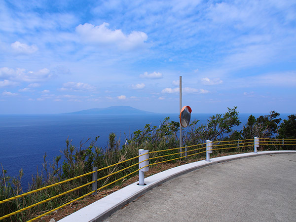 村道から眺める三宅島