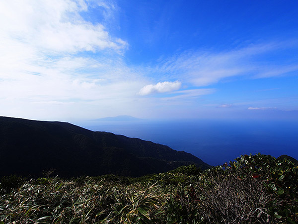 長滝山から望む三宅島