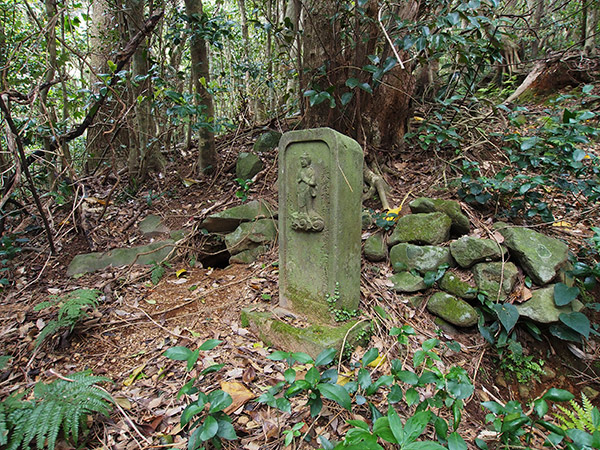 分岐点に建つ地蔵