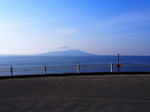 御蔵島から見える三宅島