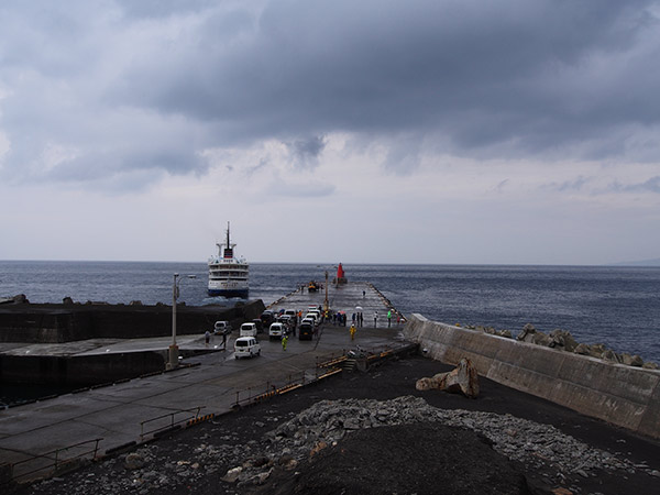 御蔵島港船客待合所から見た出航の様子
