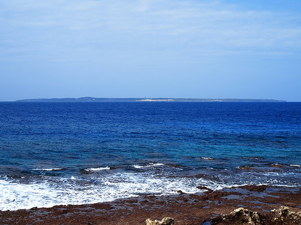 本場海岸から見える北大東島