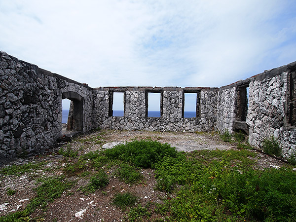 南大東島の主要港「西港」にある謎の廃墟の正体は？のサムネイル