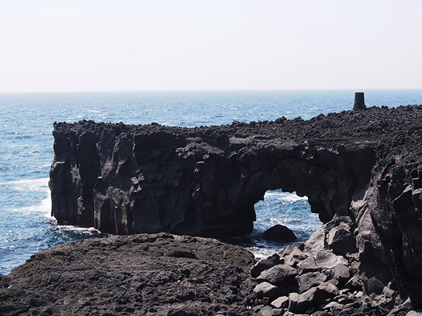 今崎海岸 メガネ岩とは別の奇石