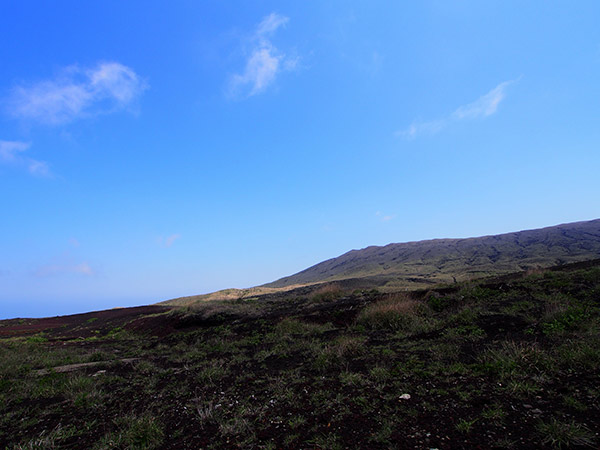 雄山環状線林道から見た雄山山頂