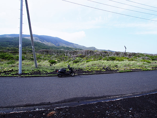 三宅島の沖原海岸 原付バイク