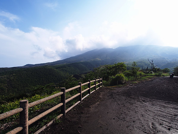 噴煙を上げる雄山を背に絶景を望める火の山峠のサムネイル