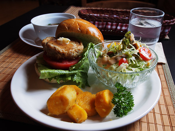 焼きたてパンのハンバーガーセット ドリンク付き