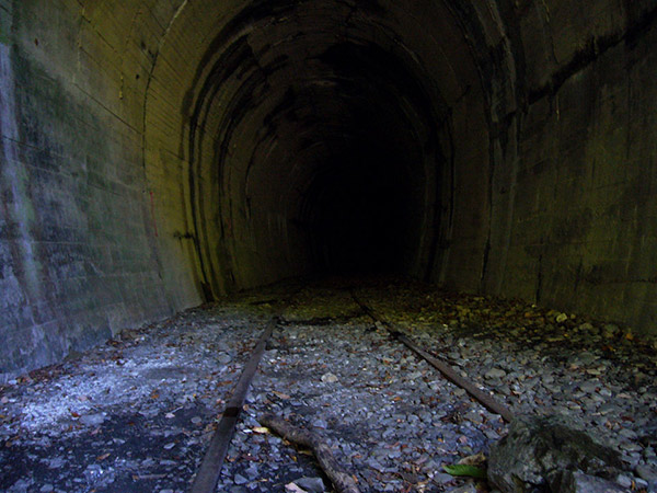 真っ暗なトンネル内部