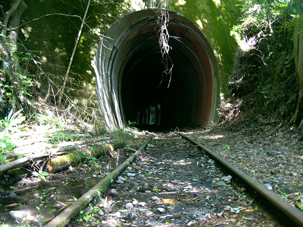 トンネルの線路跡