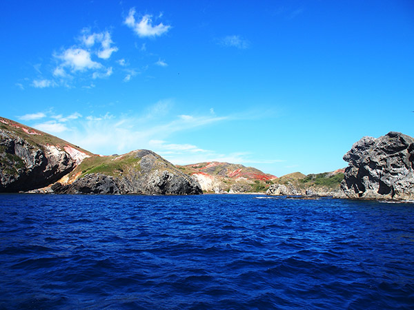 小笠原諸島の無人島「媒島」に接近のサムネイル