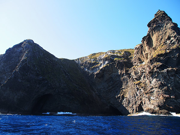 媒島の断崖絶壁