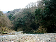 崖に囲まれた河原