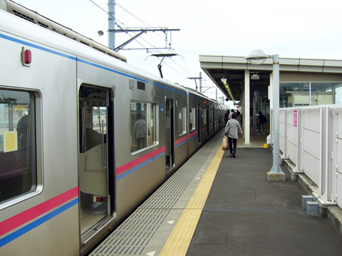 芝山千代田駅のホーム