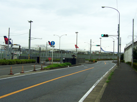 空港脇の道路