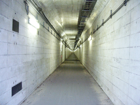 空港へ向かうトンネル