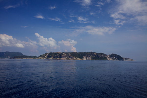 海から見た新島の断崖絶壁と地内島のサムネイル