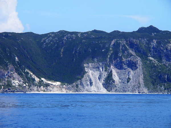 新島は白い地質が特徴