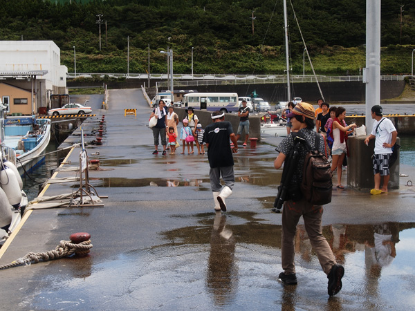 乗船客が続々と下船する