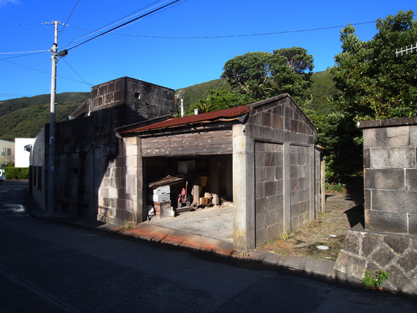 コーガ石を使った建物が多く見られる。