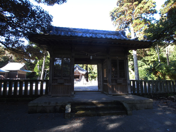 十三社神社の正門