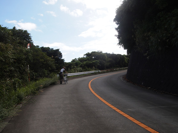 向山を自転車で登る